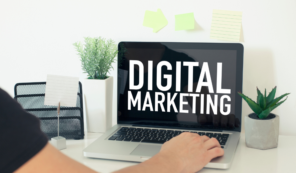 Equipa Trivial Digital a trabalhar em projetos digitais em Caparica